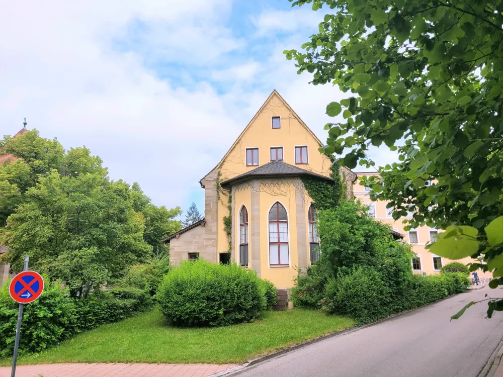 So empfängt das Gebäude seine Besuchenden, der Chorraum ist gut zu erkennen