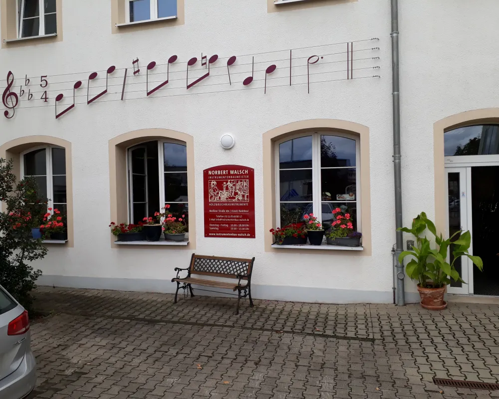 Werkstattansicht außen Hausfassade mit Werkstatteingang