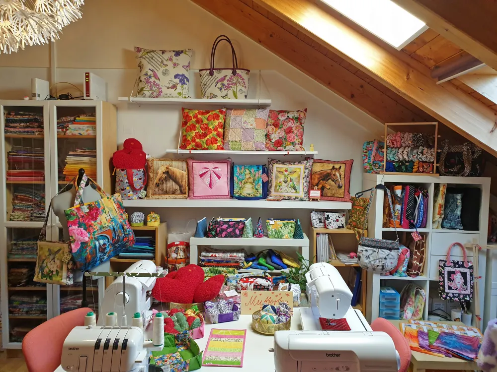 Kleiner Einblick ins Atelier, selbst genähte Taschen und Kissenbezüge, verschiedenes Nähzubehör