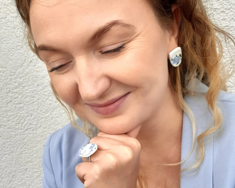 Model mit Ring und Ohrring aus Porzellanscherben