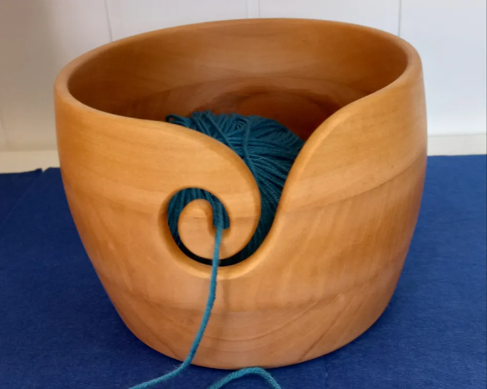 Wollschale aus Birnenholz