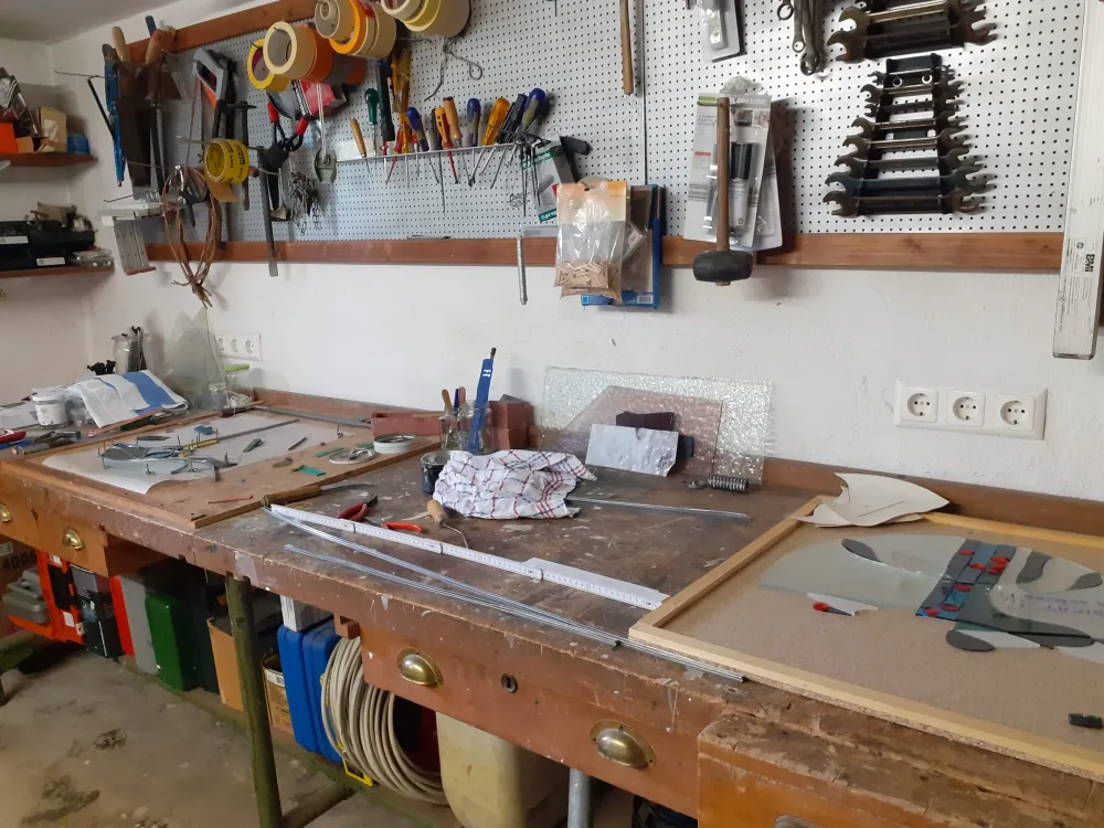 Blick auf den Arbeitstisch eines Bleiglasers