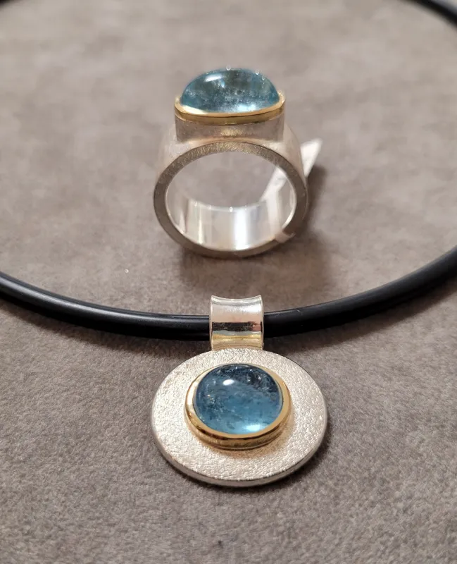 Kettenanhänger in Silber und Gelbgold mit zwei großen Aquamarincabochons