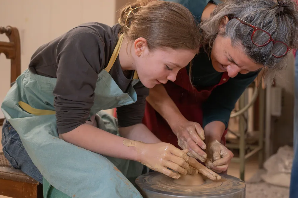 Hände mit Daumenschale