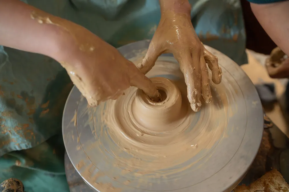 Hände mit Daumenschale