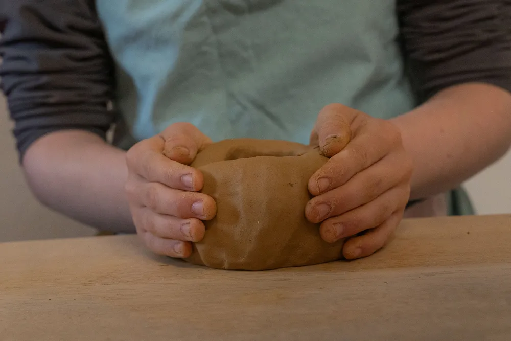 Hände mit Daumenschale