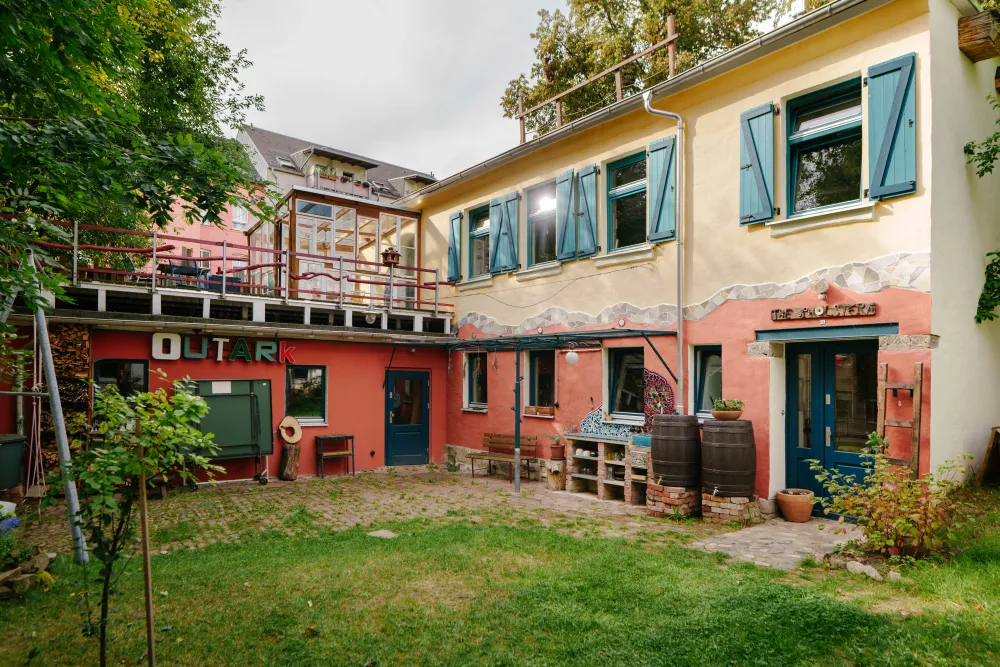In diesem Hinterhaus befindet sich mein Atelier und meine Werkstatt im Erdgeschoss und eine besondere Ferienwohnung im Obergeschoss.