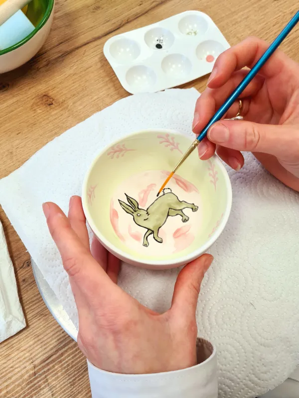 Fotos Sabine Haugg Keramikrohling wird mit Hasenmotiv bemalt
