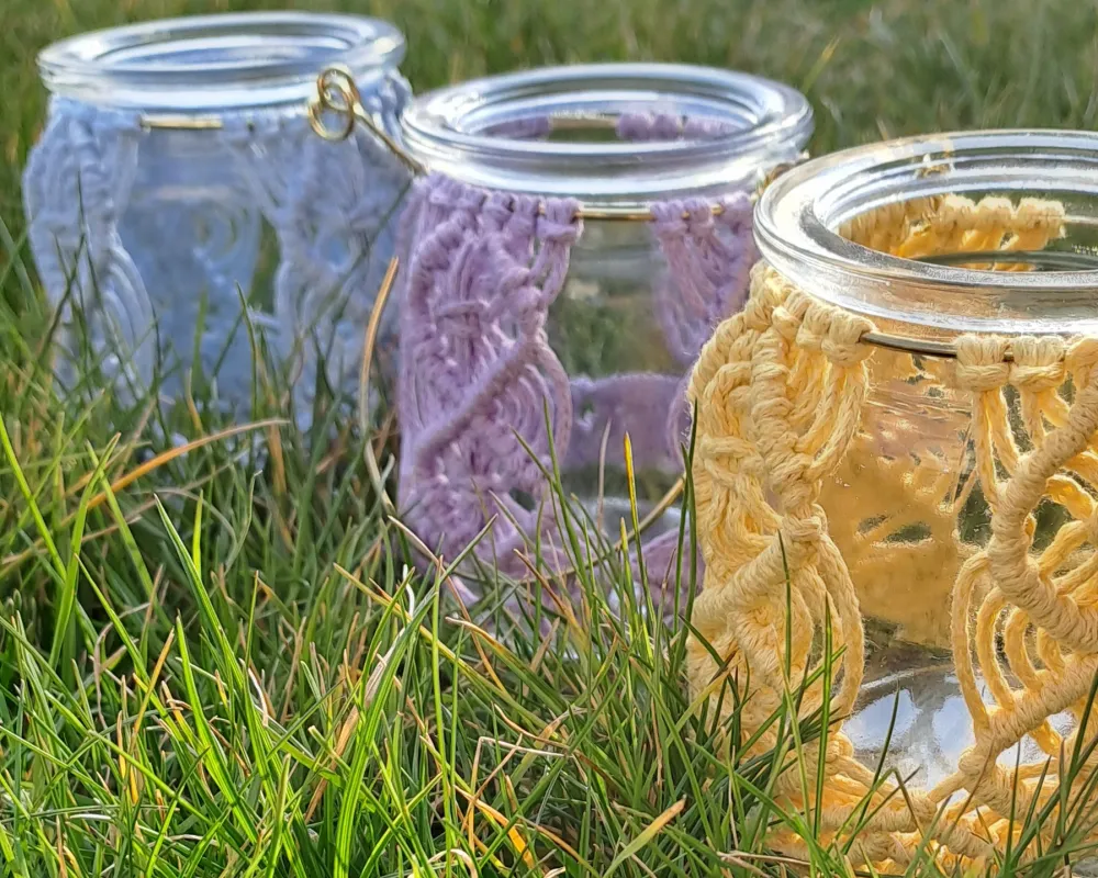 Makrameewindlichter in Pastellfarben