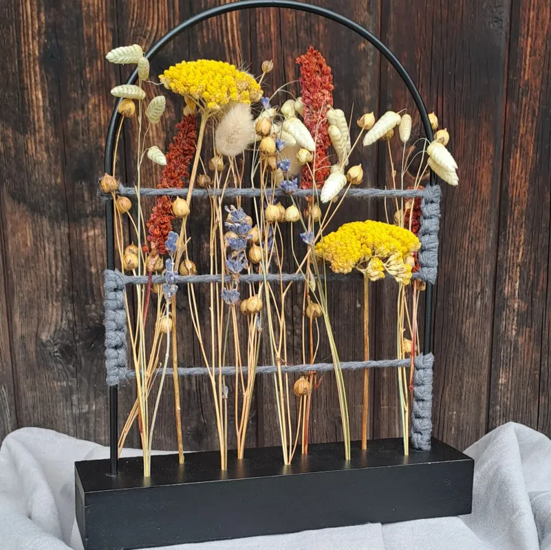 Bogen aus Metall & Holz mit herbstlichen Trockenblumen
