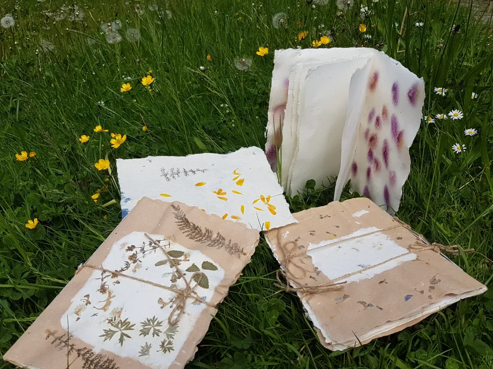 Büttenpapier mit eingeschöpften Blüten