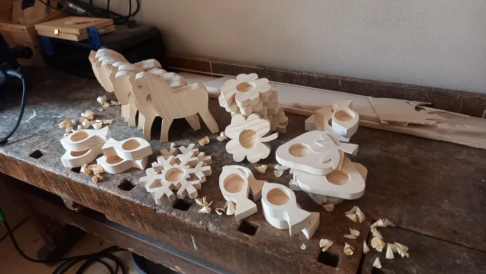 Jahreszeitlich passende Holzfiguren zum selber gestalten