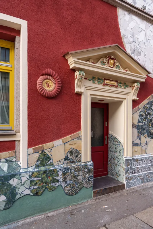 Hier ist eines meiner neuesten Produkte zu sehen: Ein selbst gegossener ca. 50 cm großer Ammonit, der als Hausnummer dient.