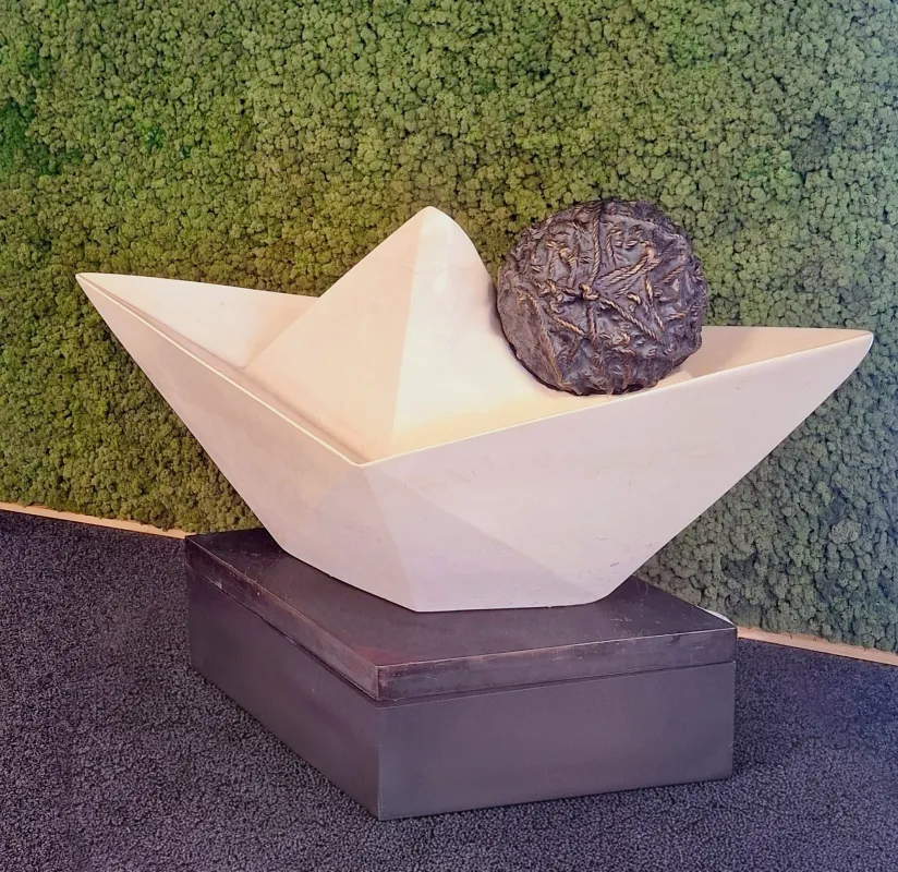 Auftragsarbeit   Papierschiff aus Kalkstein mit Bronzekugel