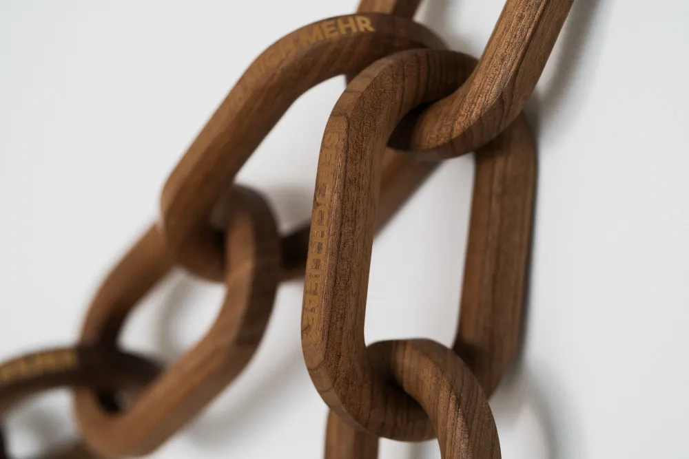 Cooperation von Monika Vesely, Nadine Elda Rosani, Vanessa Cognard: Kettenglieder aus Holz mit Tombak-Verschluss, Gedicht 'Menschenbeifall' von F.Hölderin