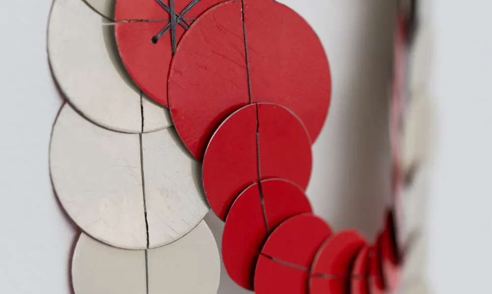 Halsschmuck von Nicole Walger: 100 Scheiben für 100 Jahre