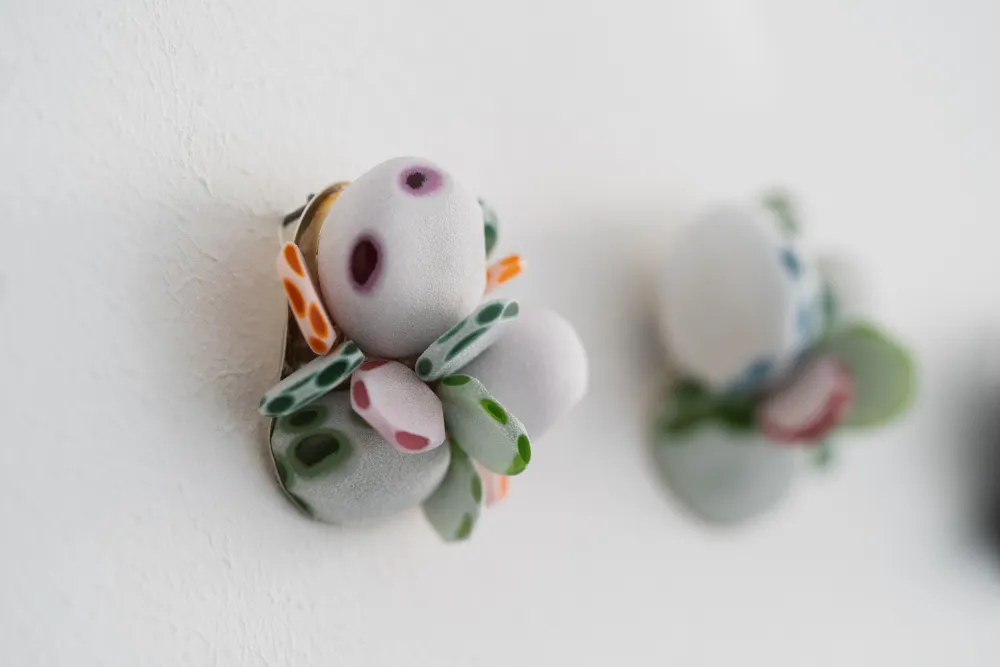 Broschen-Serie von Michaela Köppl: Cluster aus Glaskörpern mit farbigen Punkten