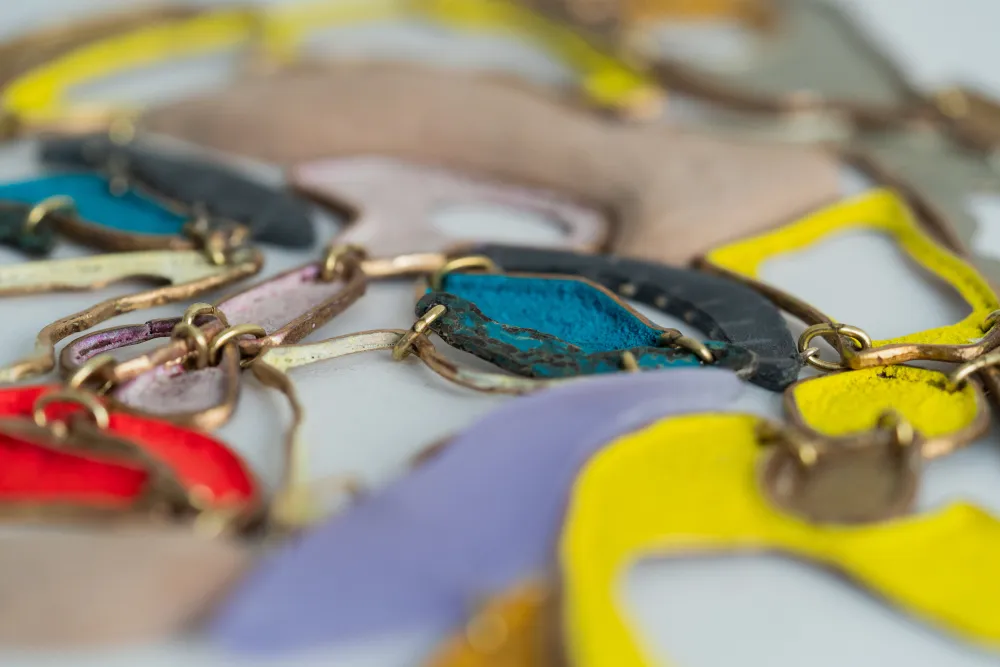 Halsschmuck von Kirsten Plank: Puzzle eines Portraits von Marilyn Monroe