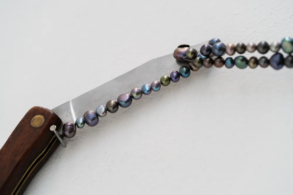 Halsschmuck von Grit-Ute Zille: Perlenkette mit Messer