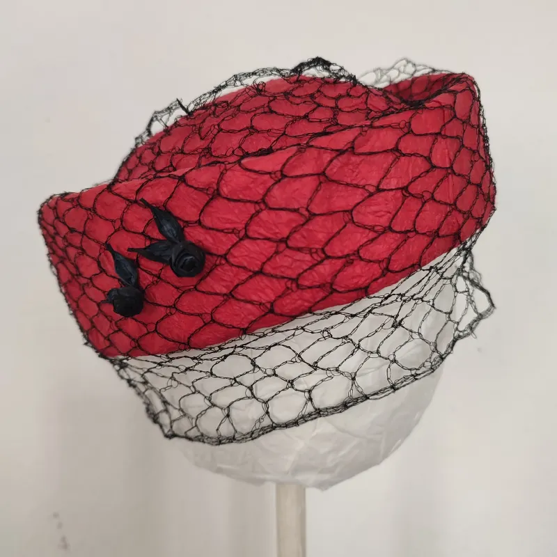 Hut aus rotem Papiermaché mit schwarzem Schleier aus Papiergarn