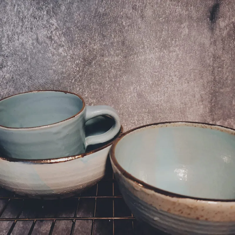 türkisblaues Geschirr