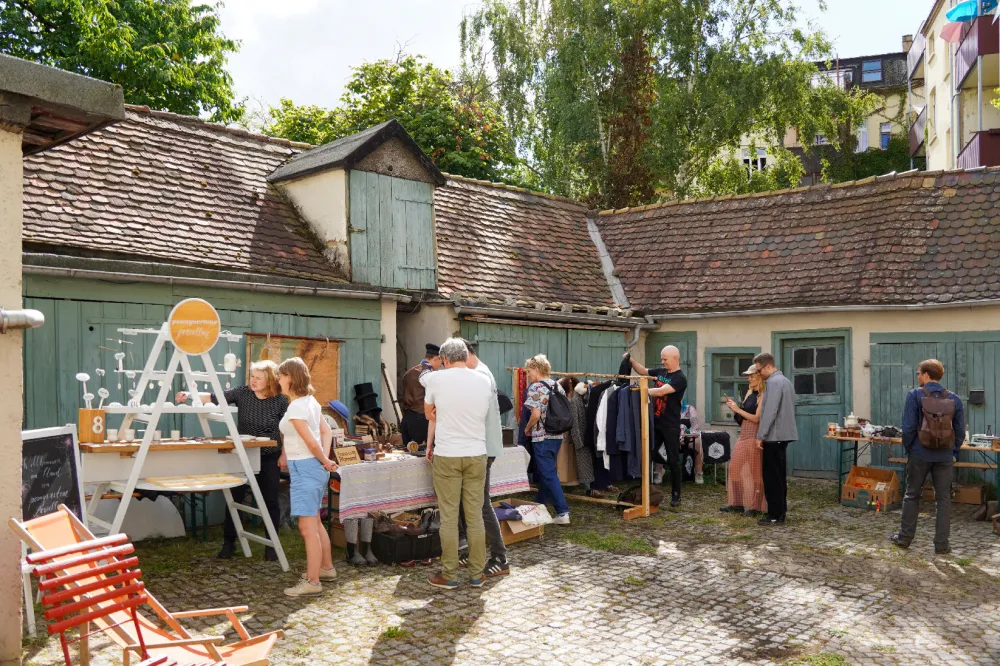 Hofmarkt mit Besuchern