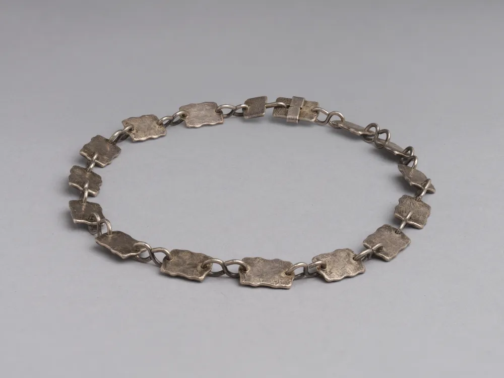 Karl Schmidt-Rottluff, Gliederhalskette, 1920er-Jahre, Silberblech, gesägt, gehämmert, punziert, Plättchen verbunden mit Achterösen, Brücke-Museum, Karl und Emy Schmidt-Rottluff Stiftung