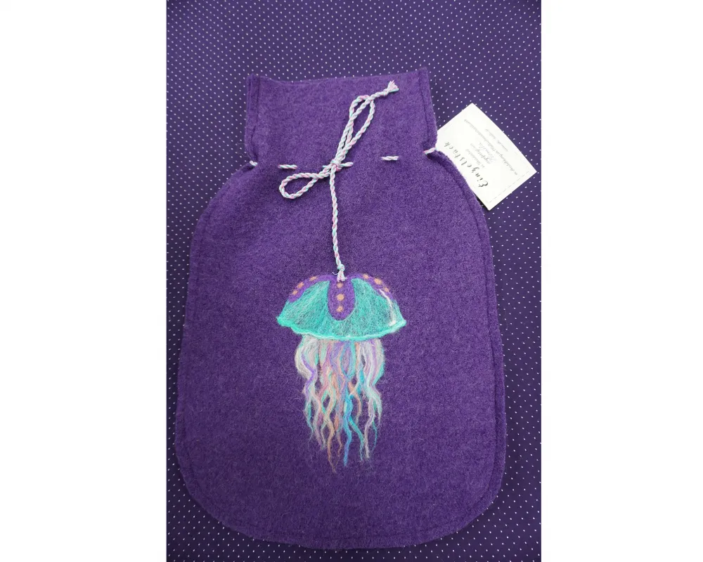 Wärmflaschenhülle aus Walkloden mit Nadelfilzdetail