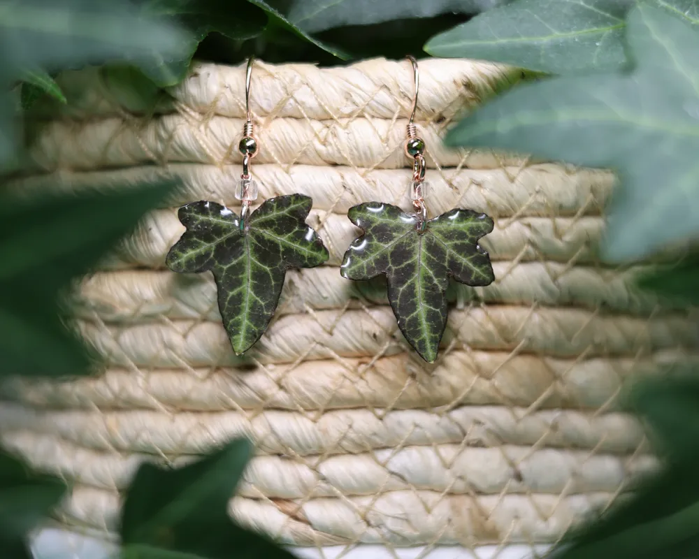 Efeu-Hängeohrringe an Bastwand