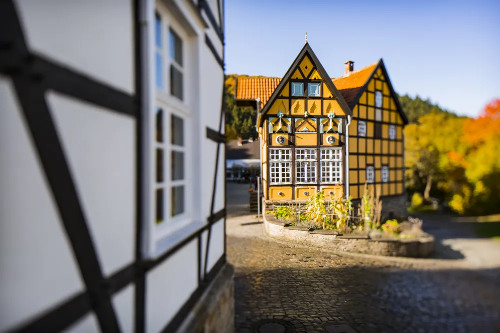 Ein gelbes Fachwerkhaus