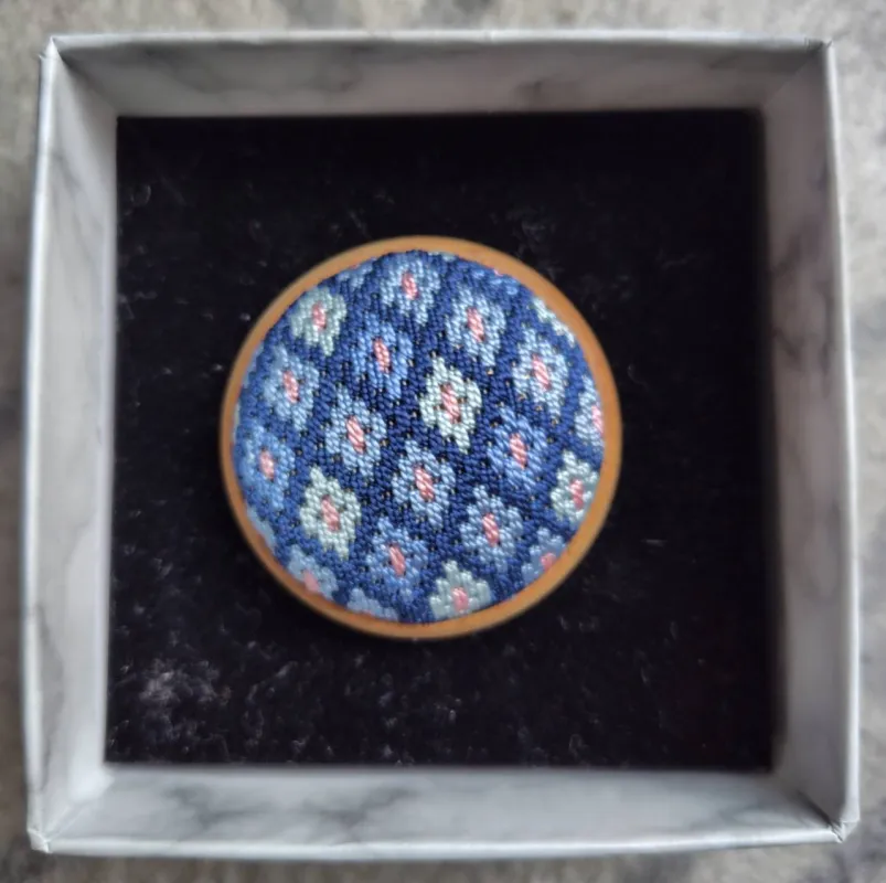 Hand-embroidered ro-sashi brooch made with traditional Japanese stitchi