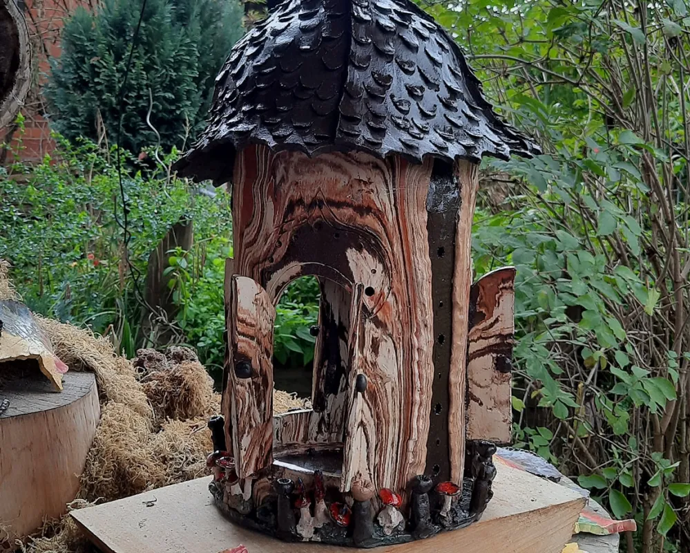 Eine Laterne aus marmorierten Ton