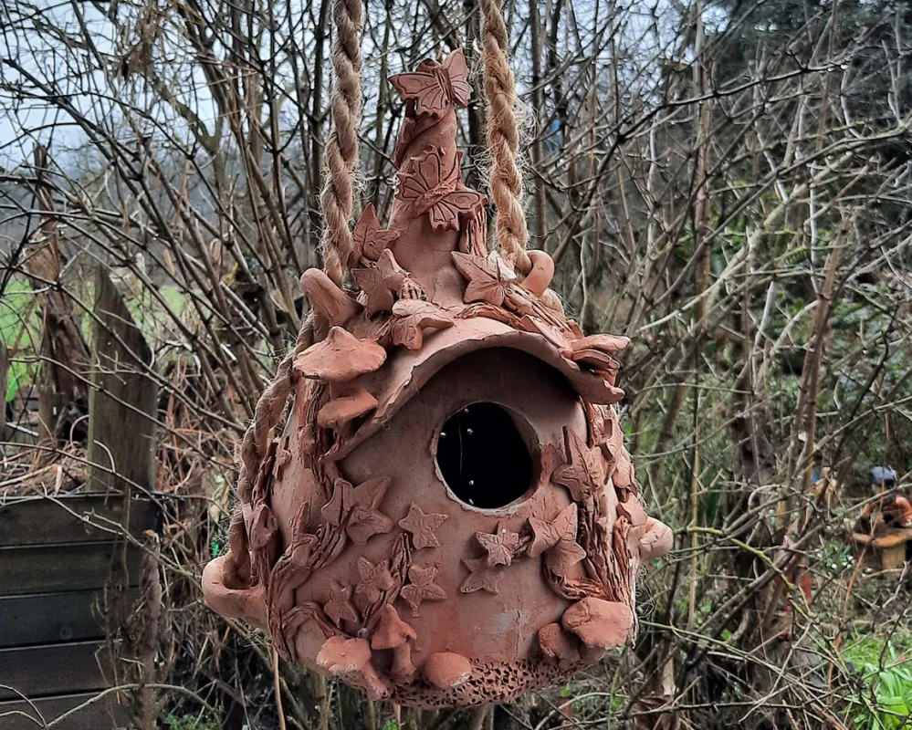 Ein Vogelhaus in Terracotta Optik