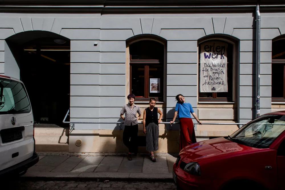 Foto von Sarah, Käthe und Ana vor dem erlenwerk