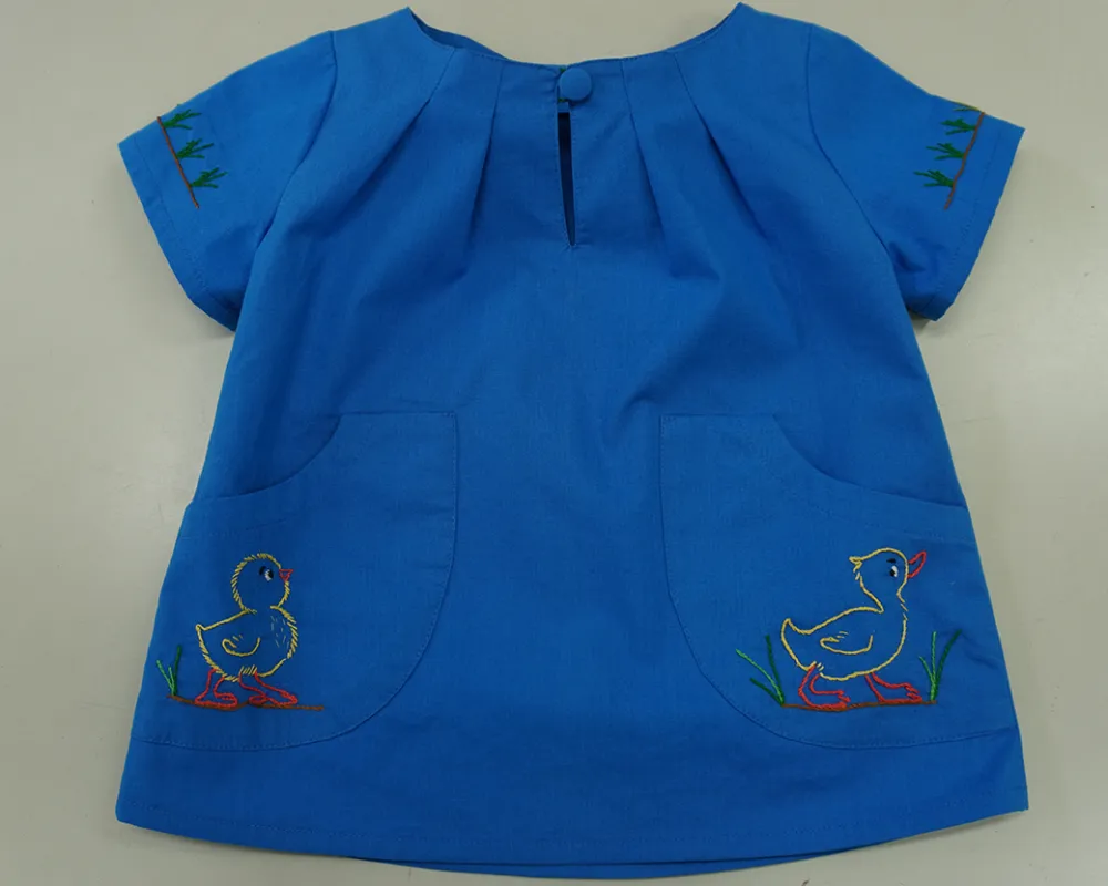 Kinderkleidchen mit Stickerei