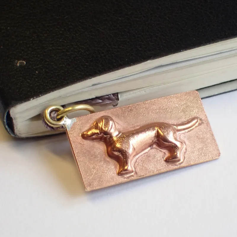 Dackel am Fallhammer aufgetieft, Lesezeichen