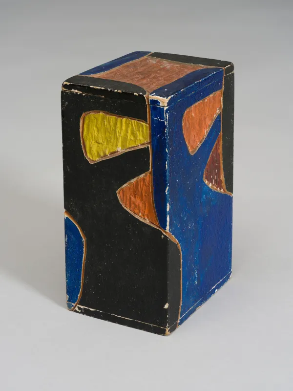 Karl Schmidt-Rottluff, Hochrechteckiger Holzkasten mit farbig gefasstem Relief (Upright rectangular wooden box with painted relief), 1910/11, Fichte, mit eingeschnittenem Ornament und geschnitzte Flächen, farbig gefasst, Brücke-Museum, Karl und Emy Schmidt-Rottluff Stiftung