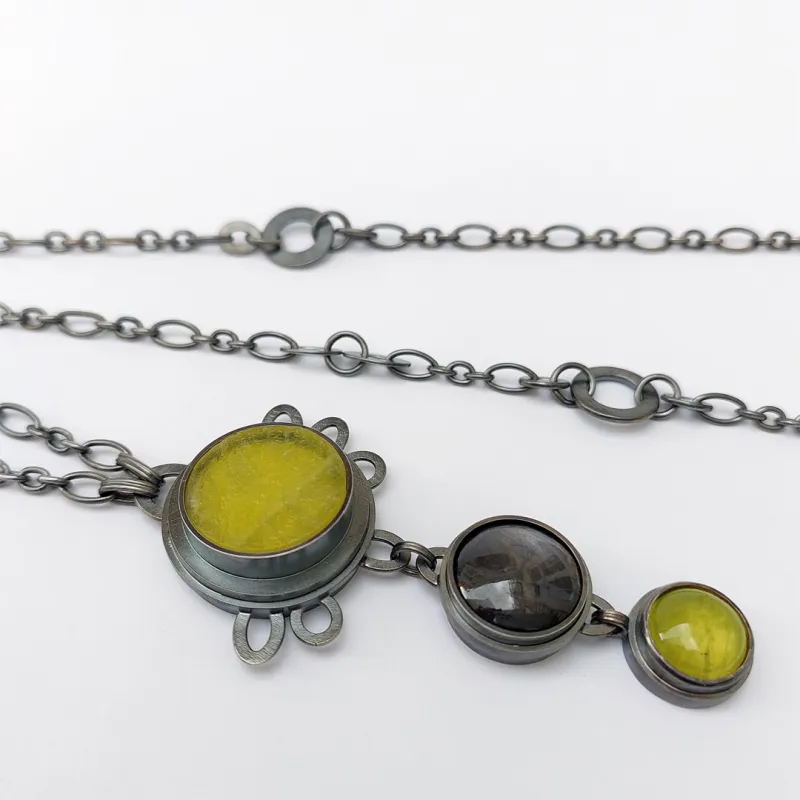 Silber, z.T. patiniert, 900er Gold, Prehnit, grauer Mondstein
