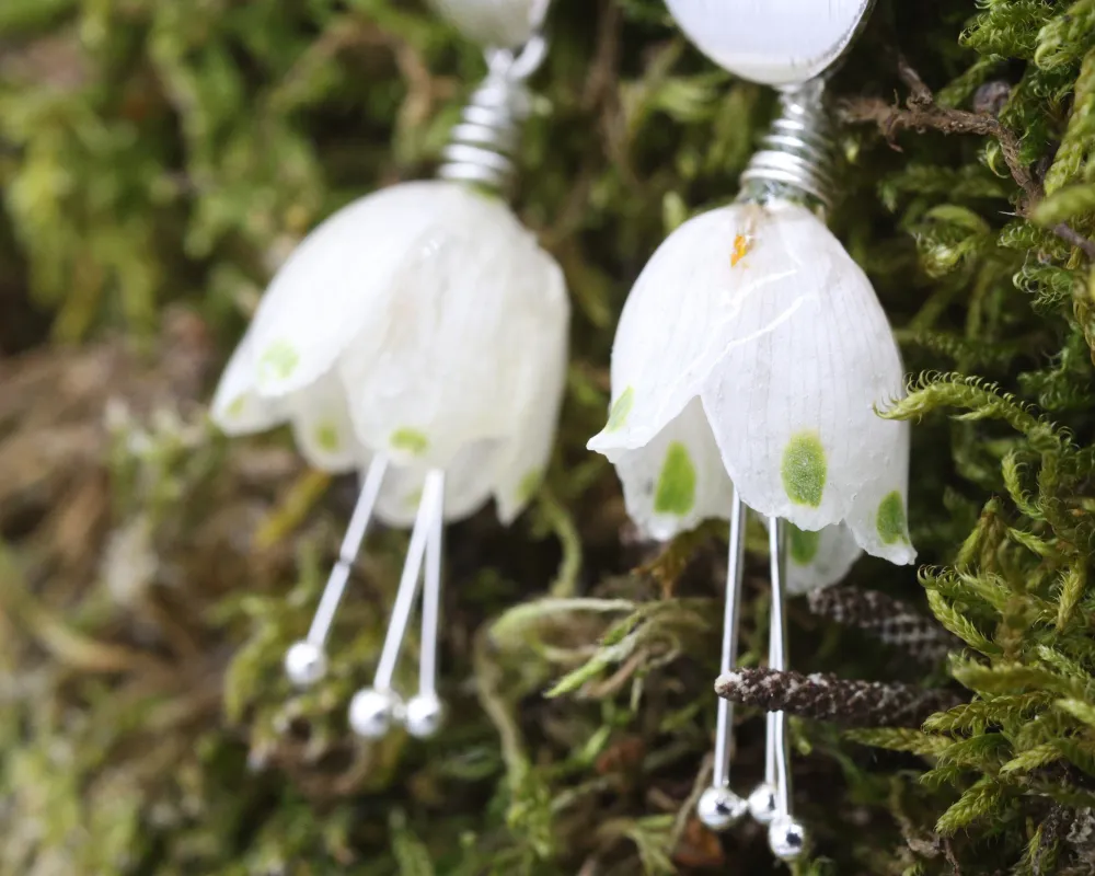 Märzenbecher Ohrringe auf Moos