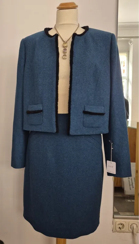 Kostüm im Chanel Stil