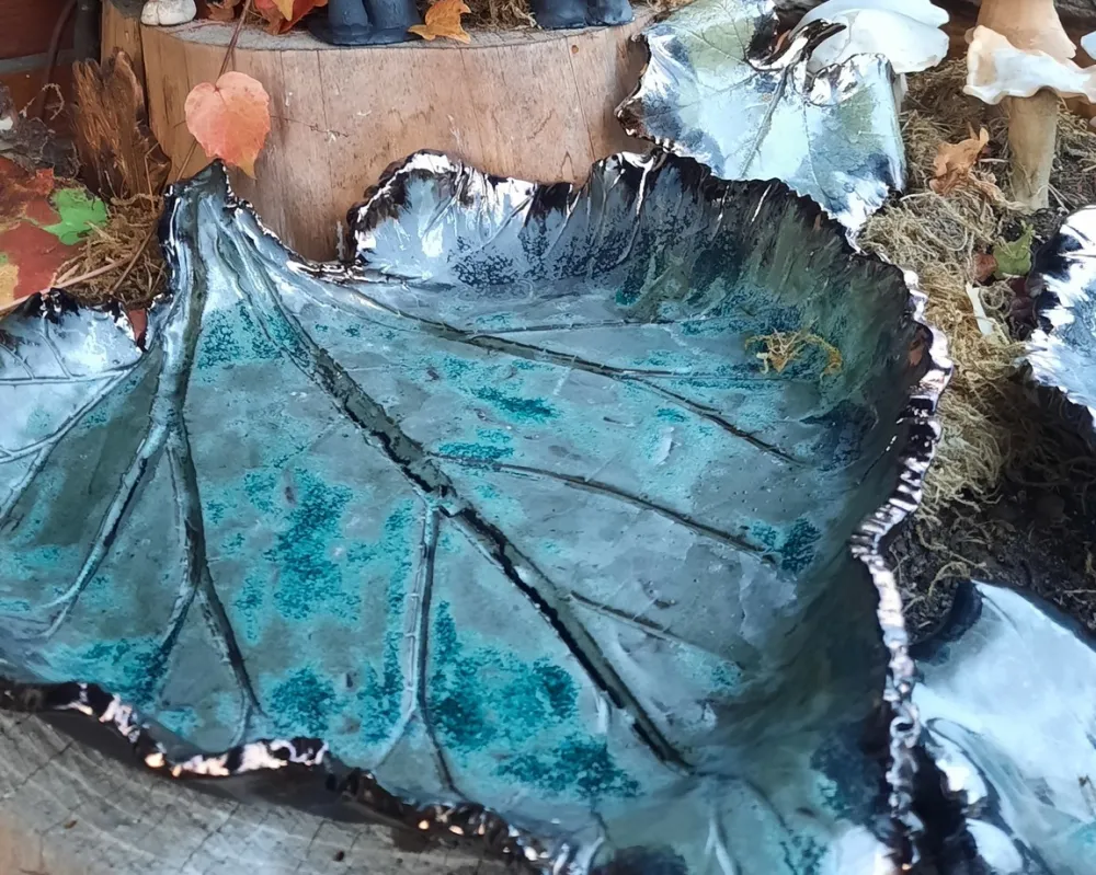 Eine Schale mit dem Abdruck eines Rhababerblatts