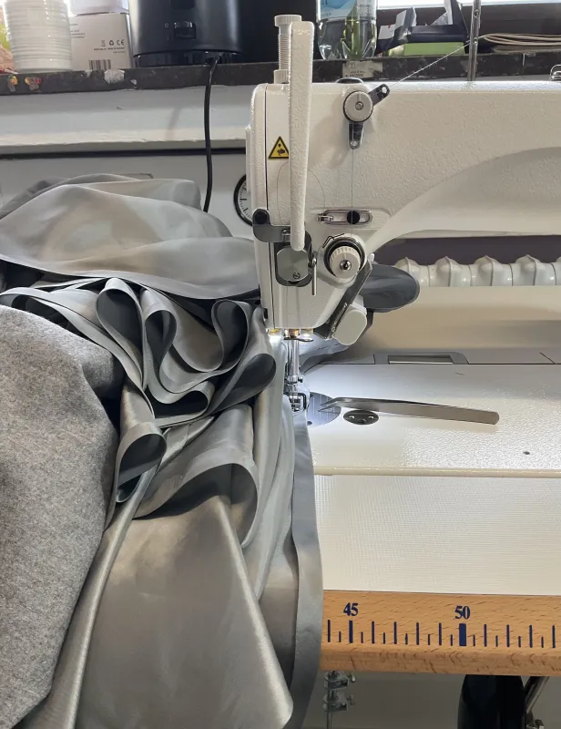 Detail unter der Nähmaschine