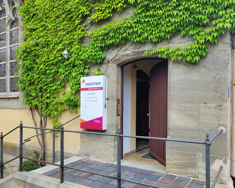 Der Eingang des Ateliers ist über ein paar Stufen erreichbar