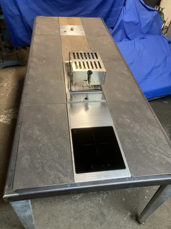 Multitisch mit Unterflurzapfanlage, 800 Grad Oberhitzebräter und Ceranfeld