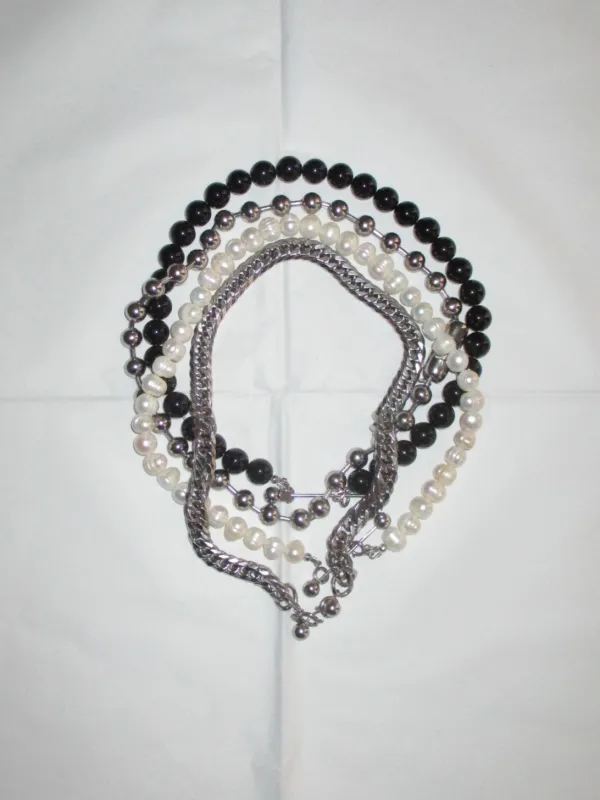 Mehrere Halsketten aus Edelstahl, Natursteinen und Süßwasserperlen von ALTER ALTER.