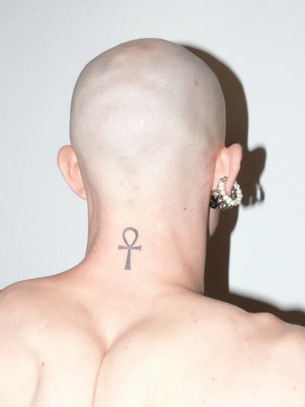 Person mit Ohrring aus Edelstahl und Süßwasserperlen von ALTER ALTER.