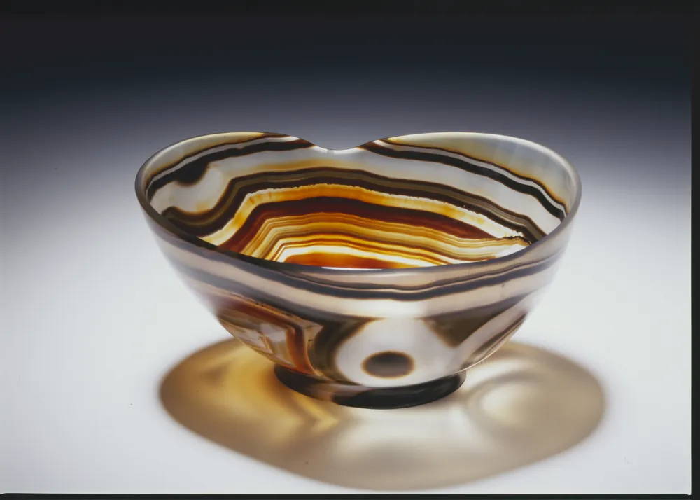 Kleine, hauchdünn geschliffene Schale aus transparentem Achat mit braunen und weißen Bändern aus Brasilien