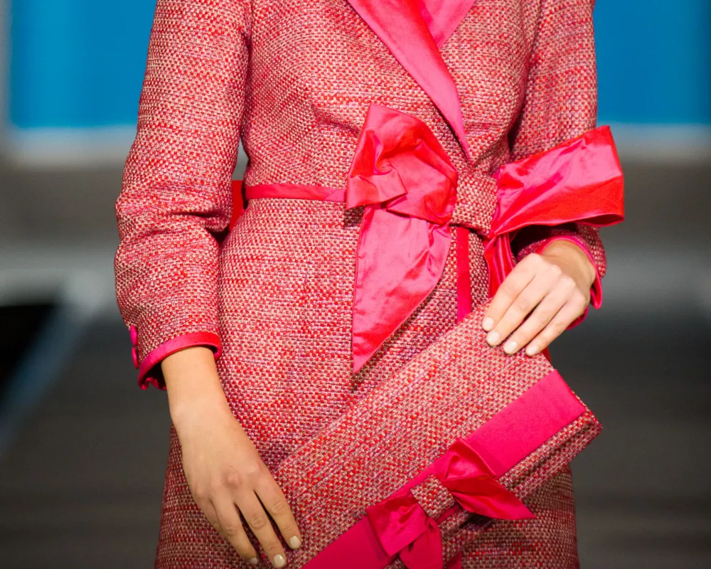 Details eines maßgeschneidertem Kostüms in pink