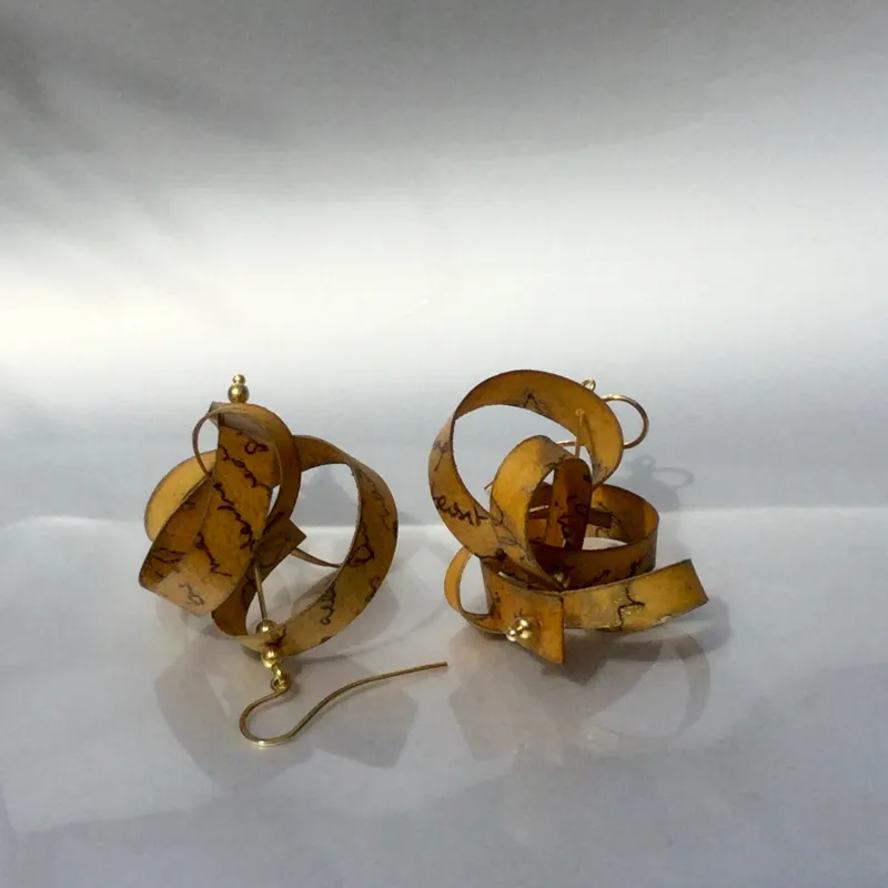 Ohrschmuck aus Echtem Pergament, mit Tusche und Gold beschreiben