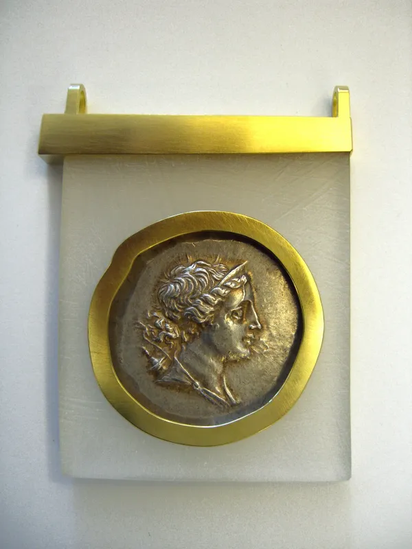 Anhänger - Gold 750 / Acryl / ant. griech. Silbermünze